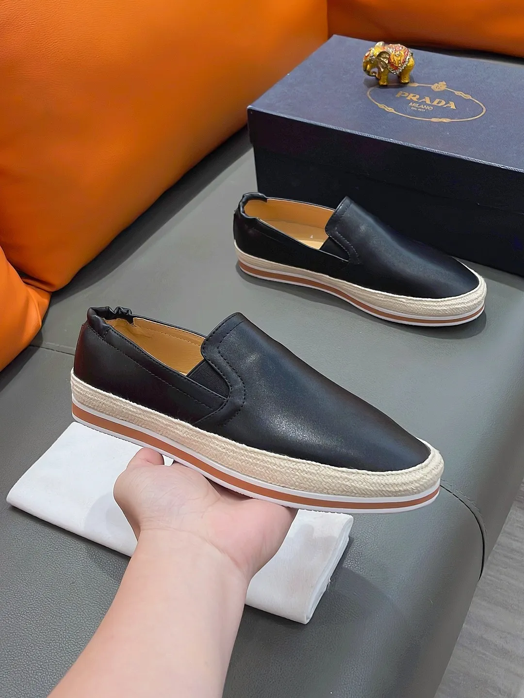 Men's shoes PRADA "Prada" P420 Regular size: 38-44 (slip-on shoes) Product materials: Selected cowhide upper, soft sheepskin foot pads, original factory special outsole.